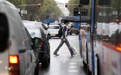 Todas las carreteras de acceso a Madrid acumulan retenciones de decenas de kilómetros por la lluvia. En la imagen, atasco en el Paseo de las Delicias, el 18 de octubre de 2017.