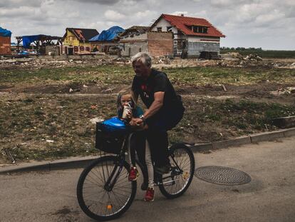 Hruski fue uno de los cinco municipios que arrasó el tornado del 24 de junio en apenas unos minutos en el este de la República Checa. Casi un mes después, cuando se hizo esta foto, los destrozos seguían siendo importantes pese al constante trabajo de vecinos, militares y voluntarios.