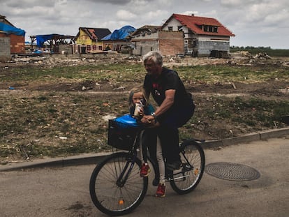 Hruski fue uno de los cinco municipios que arrasó el tornado del 24 de junio en apenas unos minutos en el este de la República Checa. Casi un mes después, cuando se hizo esta foto, los destrozos seguían siendo importantes pese al constante trabajo de vecinos, militares y voluntarios.