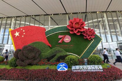 Instalación para celebrar el 70 aniversario de la República Popular, que será el próximo 1 de octubre. El de Daxing es el primer aeropuerto del mundo en albergar una estación ferroviaria de alta velocidad por debajo de su superficie.