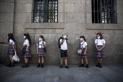 Varios estudiantes hacen cola para entrar en clase en Galicia.