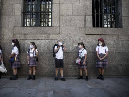Varios estudiantes hacen cola para entrar en clase en Galicia.