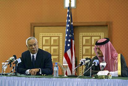 El secretario de Estado de EE UU, Colin Powell, y el ministro de Exteriores saudí, Saud al Faisal, ayer en Yedda.