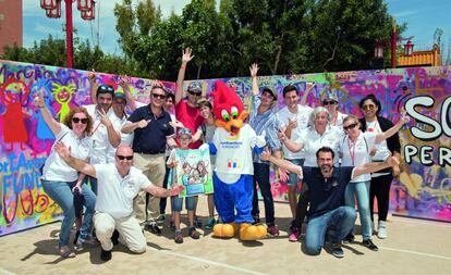 La familia de Abel, enfermo de cáncer, rodeada de voluntarios de la Fundación PortAventura