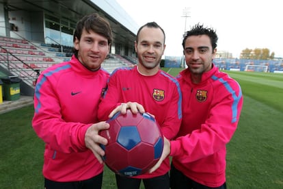 Iniesta, Xavi e Messi, indicados à Bola de Ouro, juntos durante um treino em 2010.