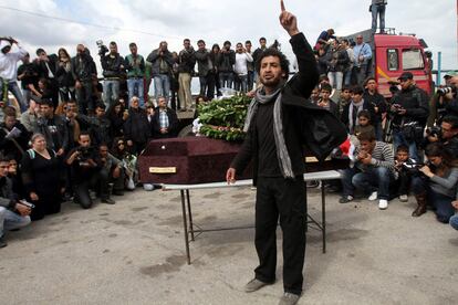 Amigos y familiares se concentran en torno al féretro con los restos del actor y director palestino con ciudadanía israelí Juliano Mer Khamis durante su funeral en el puesto de control israelí de Jalama, cerca de la localidad cisjordana de Yenín.