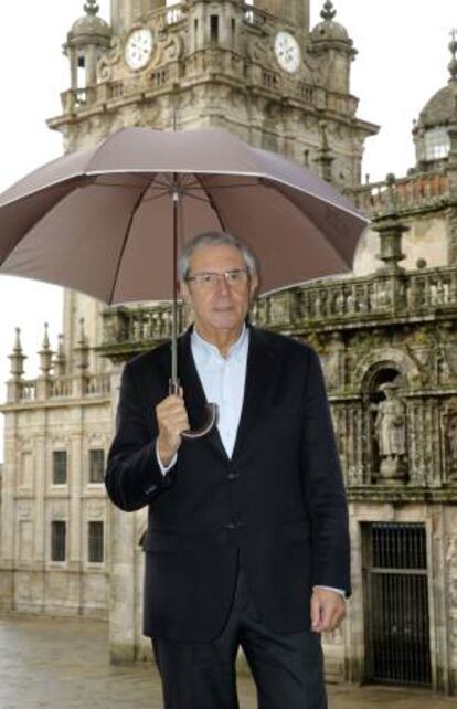 El expresidente de la Xunta Emilio Pérez Touriño posa hoy en la plaza de A Quintana, en Santiago de Compostela, durante la entrevista que ha concedido a la Agencia Efe, en la que ha comentado su libro "O futuro é posible" ("El futuro es posible").