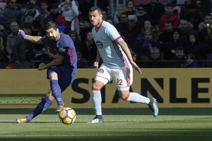 Luis Suárez ante el defensa argentino del Celta Gustavo Cabral.