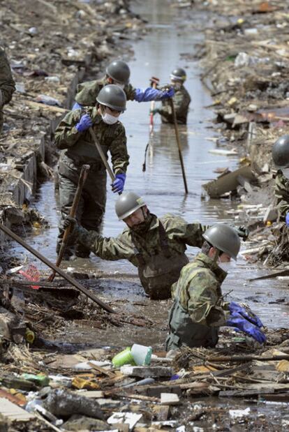 Soldados japoneses buscan a personas desaparecidas en Shichigahama, al noreste del país.