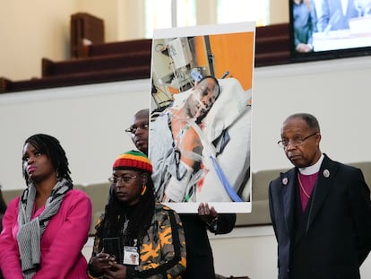 Familiares y simpatizantes de la causa de Tyre Nichols sostienen una foto del joven en el hospital, en una conferencia de prensa el lunes en Memphis.