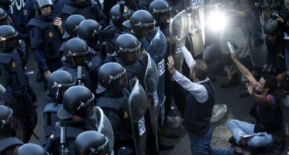 La Polic&iacute;a Nacional mantiene cortados los accesos al Congreso de los Diputados en Madrid, en septiembre de 2012.