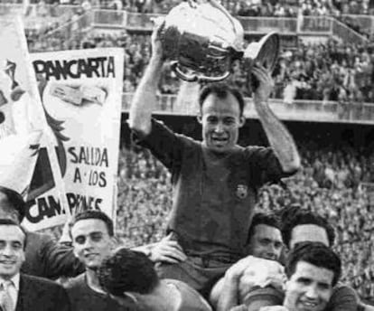 Cesar levanta la Copa del Rey ganada a la Real en 1951.