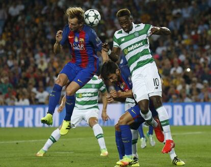 Iván Rakitic (i) del Barcelona i Moussa Dembele (d) del Celtic toquen la pilota amb el cap.