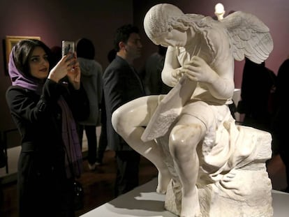 Una mujer junto a la escultura &#039;Funerary Genius&#039; en la exposici&oacute;n &#039;El Louvre en Teher&aacute;n&#039;, inaugurada el 5 de marz&oacute; en Teher&aacute;n. 