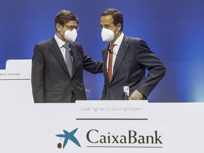El presidente de CaixaBank, José Ignacio Goirigolzarri, a la izquierda, con el consejero delegado, Gonzalo Gortázar, en la Junta de Accionistas, este viernes en Valencia.