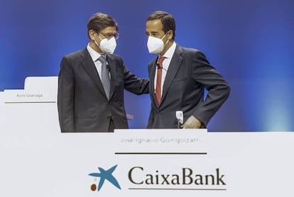 El presidente de CaixaBank, José Ignacio Goirigolzarri, a la izquierda, con el consejero delegado, Gonzalo Gortázar, en la Junta de Accionistas, este viernes en Valencia.