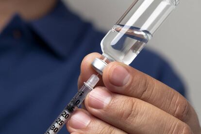 Un hombre prepara una inyección de insulina.