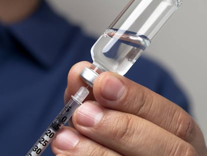 Un hombre prepara una inyección de insulina.
