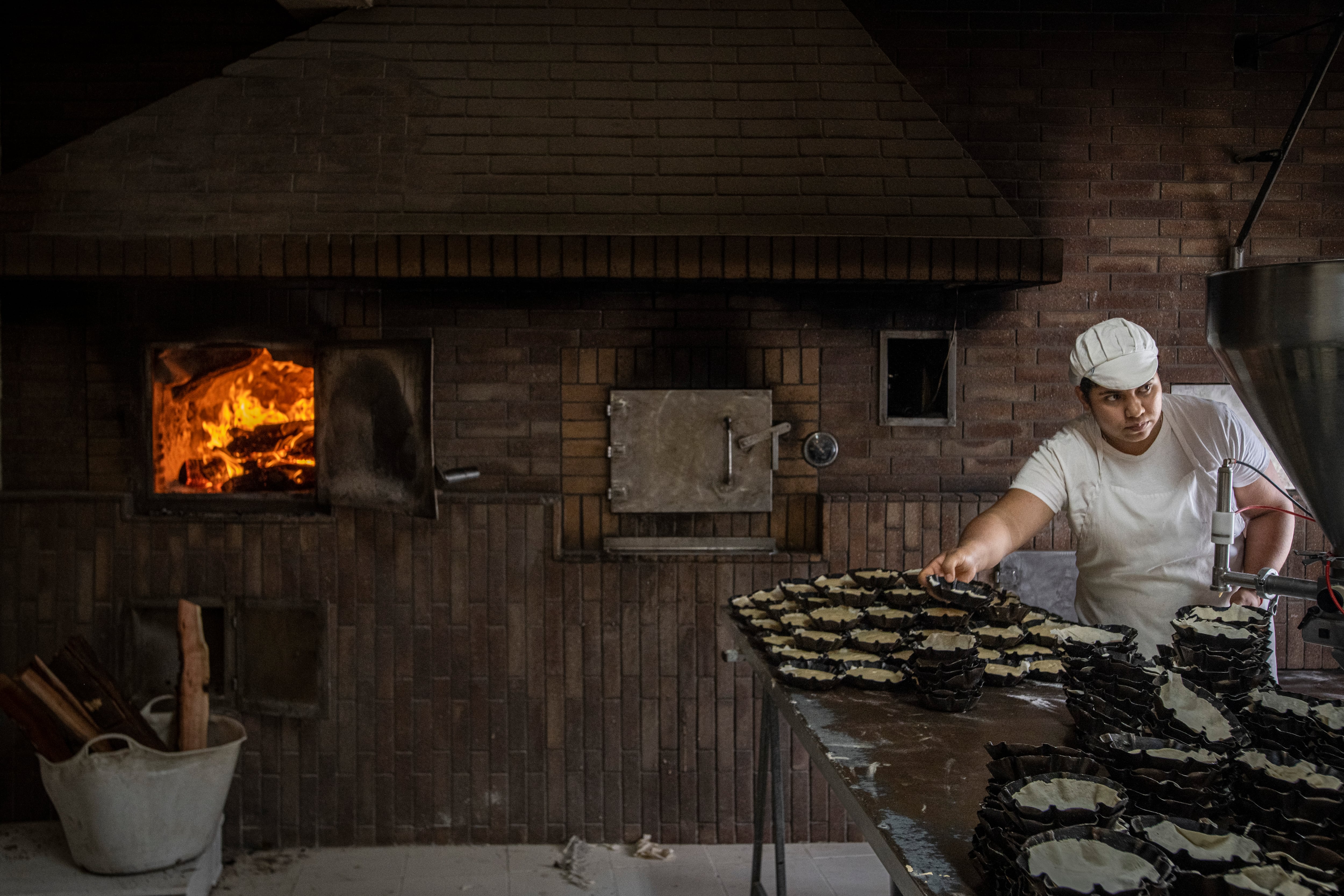 Las quesadillas del obrador Adrián Gutiérrez e Hijas, en Valverde, se cuecen a 190 grados en un horno de leña.