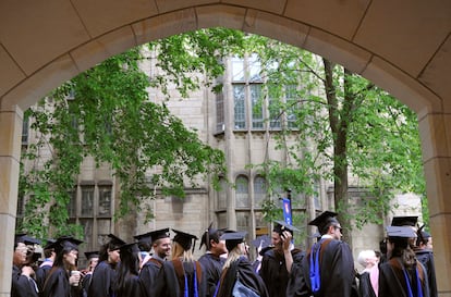 Graduados de la promoción 2010 de la Universidad de Yale en New Haven.