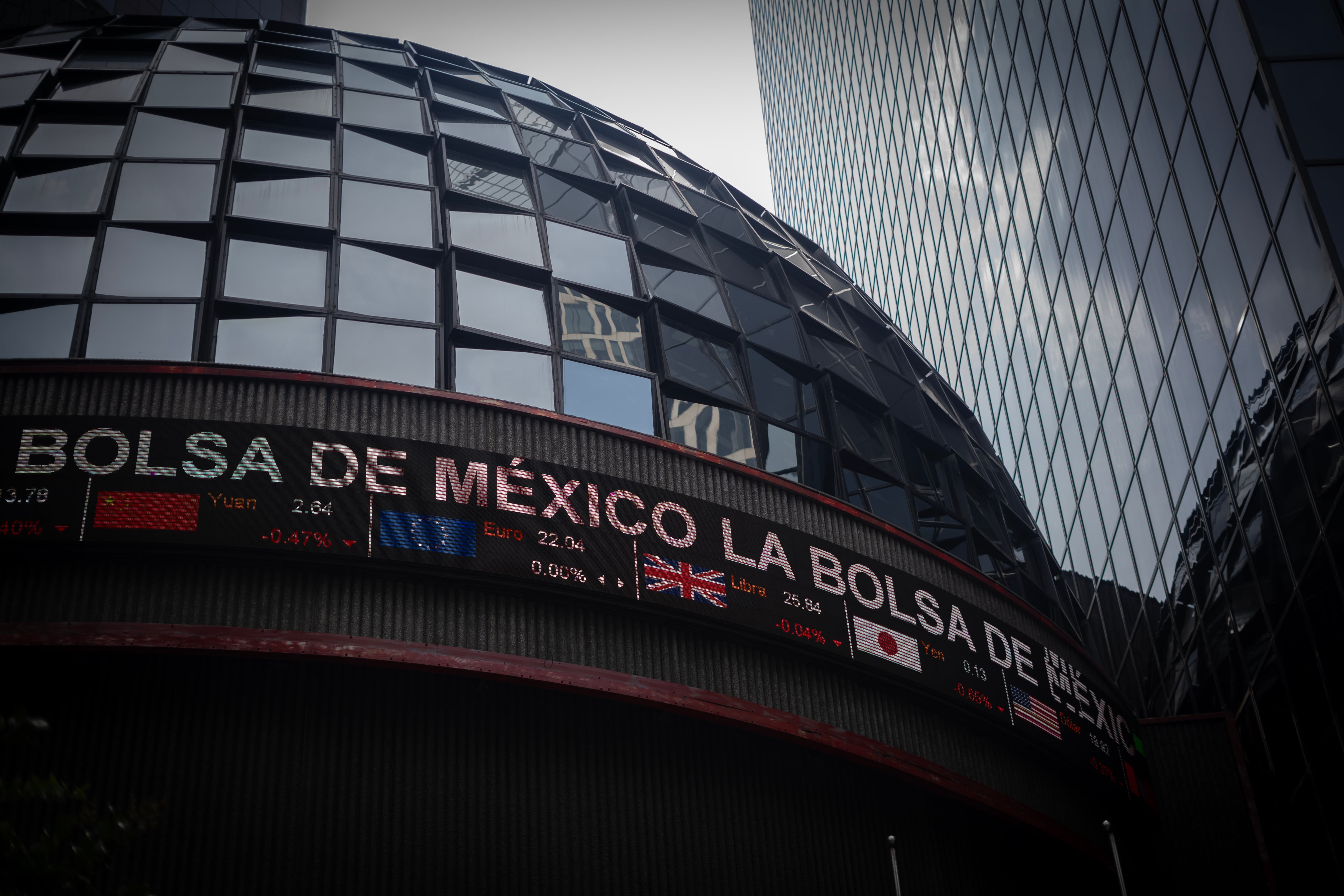 Fachada de la Bolsa Mexicana de Valores, en Ciudad de México.