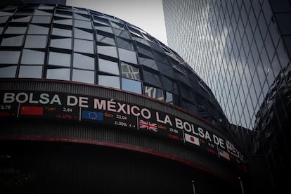 Fachada de la Bolsa Mexicana de Valores, en Ciudad de México.