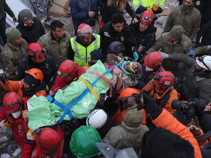 Sacan vivo a un hombre de entre los escombros cuatro días después del terremoto de Kahramanmaras, en Turquía, 10 de febrero.