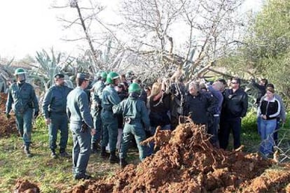 Agentes de la Guardia Civil tratan de disolver una concentración de vecinos que paralizan la construción de la autopista en Ca Na Palleva.