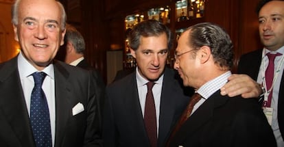 De izquierda a derecha, Valdomero Falcones, presidente de FCC, José Manuel Entrecanales, presidente de Acciona, y Antonio Vázquez, presidente de Iberia e IAG.