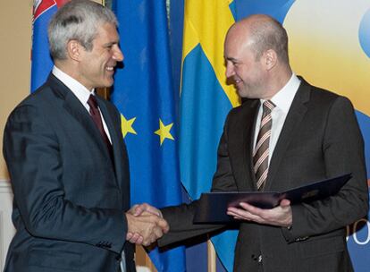 El presidente serbio, Boris Tadic (Izq.) entrega hoy el documento de solicitud para unirse a la UE al primer ministro sueco, Fredrik Reinfeldt