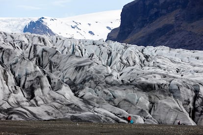 Un visitante frente a la inmensidad del glaciar Skaftafell en Islandia.