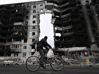 UKRAINE - RUSSIA CONFLICT 100 DAYS 100 PICTURES
AFP presents a selection of 100 pictures to mark 100 days of Russia's war in Ukraine

A cyclist passes by a destroyed building in the town of Borodianka, northwest of Kyiv, on April 6, 2022. - The Russian retreat last week has left clues of the battle waged to keep a grip on Borodianka, just 50 kilometres (30 miles) north-west of the Ukrainian capital Kyiv. (Photo by Genya SAVILOV / AFP) / UKRAINE - RUSSIA CONFLICT 100 DAYS 100 PICTURES