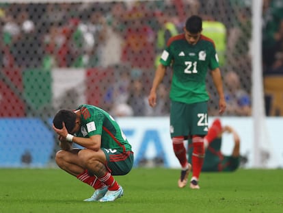 Los jugadores de México después del partido contra Arabia Saudí, que los ha dejado fuera del Mundial, en el estadio Lusail este miércoles.