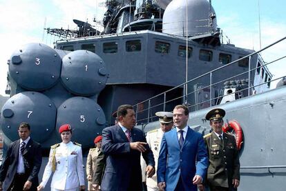 Los presidentes de Venezuela, Hugo Chávez (izquierda), y Rusia, Dmitri Medvédev, en el puerto de La Guardia en 2008.