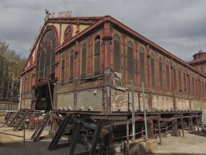 Aspecte de les espectaculars obres de remodelació del mercat de Sant Antoni, un dels quatre centres en rehabilitació