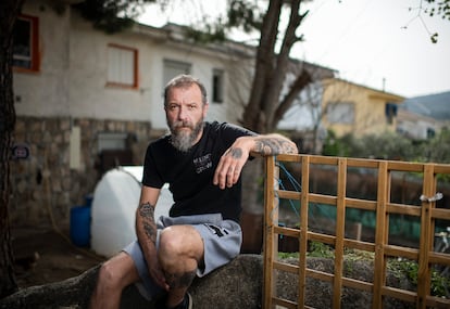 Angel Morales posa en su casa en Pelayos de la Presa, a las afueras de Madrid.