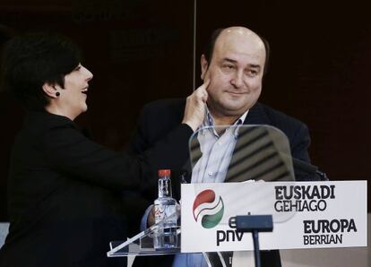 La presentadora del acto del PNV en Pamplona bromea con Andoni Ortuzar.