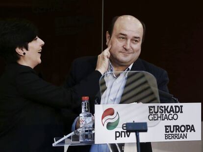 La presentadora del acto del PNV en Pamplona bromea con Andoni Ortuzar.