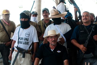 Hipólito Mora (sentado) con miembros del grupo de autodefensa que lidera.