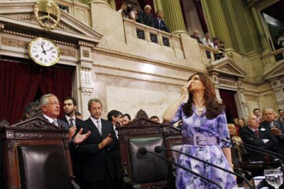 La presidenta argentina, Cristina Fernández, responde a los aplausos al entrar en el Congreso.