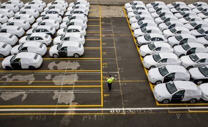 Una flota de coches destinados a exportación, en el puerto de Barcelona en marzo de 2018.  