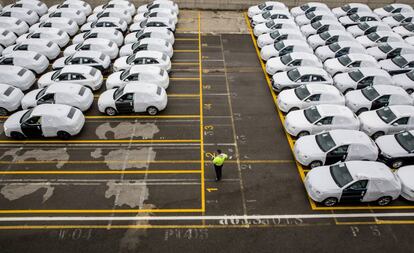 Una flota de coches destinados a exportación, en el puerto de Barcelona en marzo de 2018.