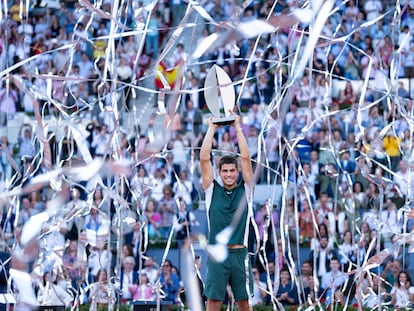 Carlos Alcaraz levanta el trofeo del Mutua Madrid Open tras vencer en la final al alemán Alexander Zverev.