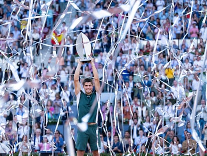 Carlos Alcaraz levanta el trofeo del Mutua Madrid Open tras vencer en la final al alemán Alexander Zverev.