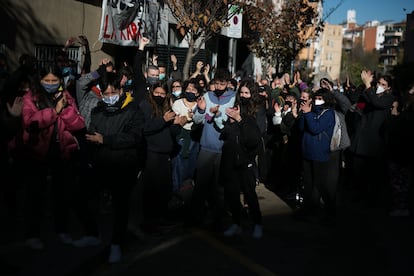 Desahucio paralizado en la calle Varsovia de Barcelona, el 10 de diciembre.