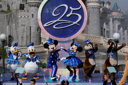 Un momento de la actuación de este sábado en Disneyland París, con algunos de los personajes más conocidos: Mickey y Minnie, Donald y Daisy y Chip y Chop.