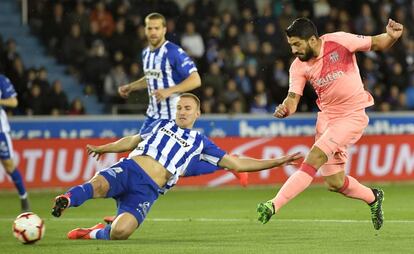 Rodrigo Ely (i) y Luis Suárez, en una acción del partido.