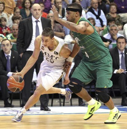 Carroll controla el balón ante la presión de Gerald Fitch.