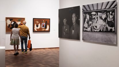 Una sala de l'exposició 'Miró-Picasso' a la Fundació Miró.