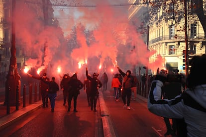 Los manifestantes ondean bengalas durante una manifestación contra el plan de reforma de las pensiones del gobierno en Marsella, en el sur de Francia, este jueves 19 de enero.